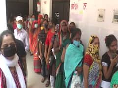 COVID-19 Vaccination: बूथों पर उमड़ी लोगों की भीड़, कोरोना नियमों की उड़ी धज्जियां