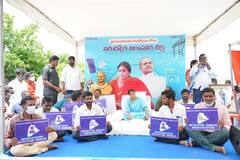 YS Sharmila Hunger Strike: సిరిసిల్ల జిల్లాలో వైఎస్ షర్మిల నిరాహార దీక్ష.. ఆ ఫ్యామిలీకి పరామర్శ
