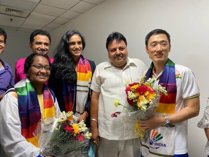 PV Sindhu received a warm welcome at Delhi Airport see photos टोक्यो ओलंपिक की ब्रॉन्ज मेडल विजेता PV Sindhu का दिल्ली एयरपोर्ट पर हुआ जोरदार स्वागत, जानें क्या बोलीं सिंधु