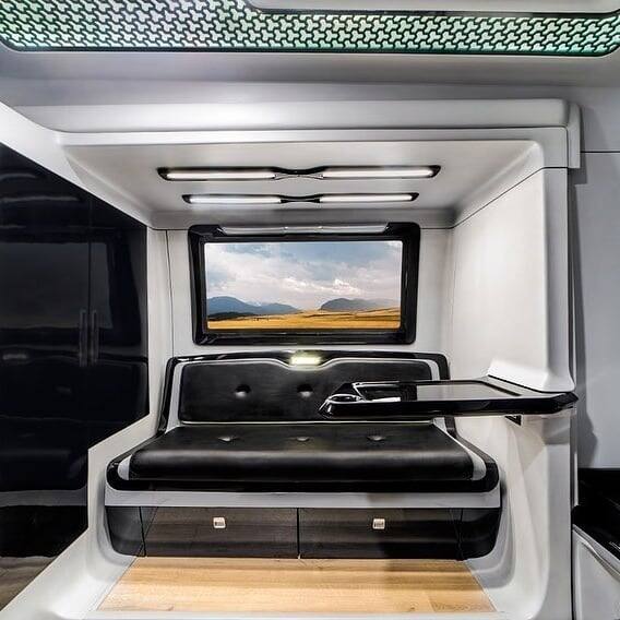 आज हम आपको अल्लू अर्जुन की वैनिटी वैन के बारे में बताने जा रहे हैं. जिसकी अंदर से तस्वीरें देखकर और इसकी कीमत जानकर आपके होश ही उड़ जाएंगे. (फोटो - सोशल मीडिया)