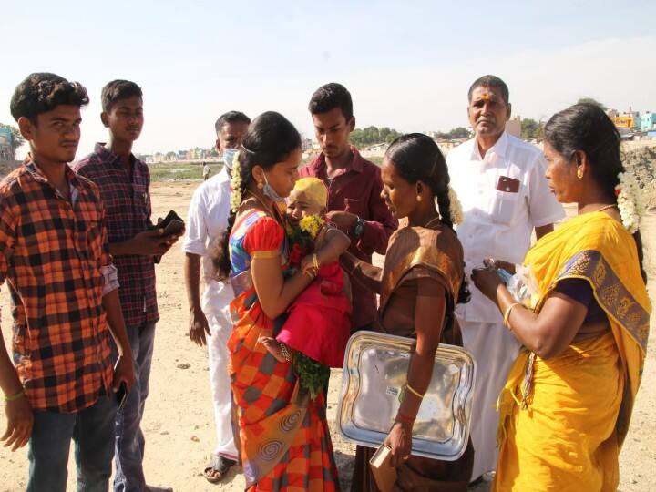 வைகை ஆற்றங்கரையில் பக்தர் முடி காணிக்கை செலுத்தினர்.