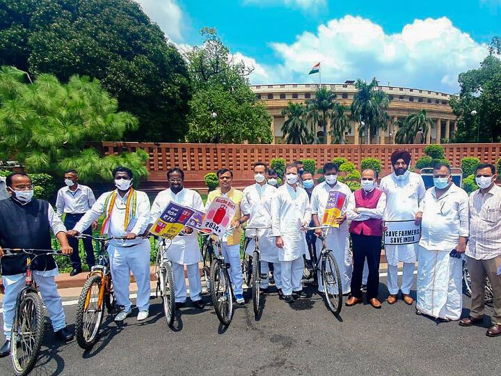 विपक्षी दलों का कहना है कि पेगासस जासूसी मुद्दे पर पहले चर्चा कराने के लिए सरकार के तैयार होने के बाद ही संसद में गतिरोध खत्म होगा. संसदीय कार्य मंत्री प्रह्लाद जोशी ने विपक्ष की मांग को खारिज करते हुए शुक्रवार को लोकसभा में कहा था कि यह कोई मुद्दा ही नहीं है.