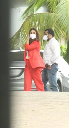 લેડી બૉસ અવતારમાં છવાઇ ગઇ Kareena Kapoor, રેડ પેન્ટસૂટ પહેરીને સ્ટનિંગ લૂકમાં શૂટ પર પહોંચી, તસવીરો.....
