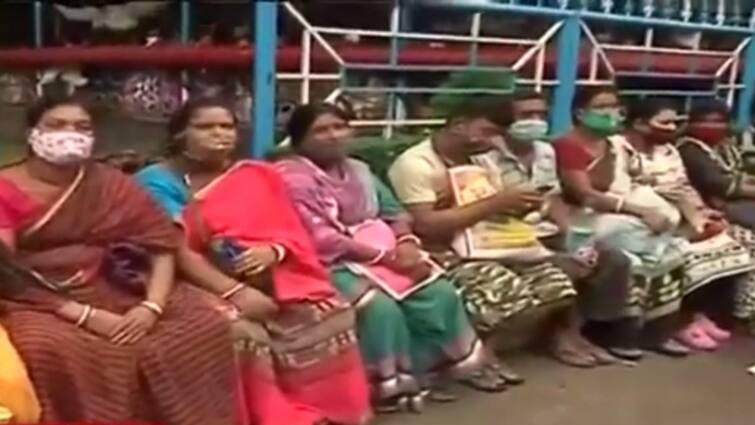 Corona Vaccine: Even after standing in line for a day and a half, several people didn’t get vaccine in SSKM Corona Vaccine: দেড় দিন লাইনে দাঁড়িয়েও মিলল না টিকা! SSKM-এ গ্রাহকদের ভ্যাকসিন-ভোগান্তি