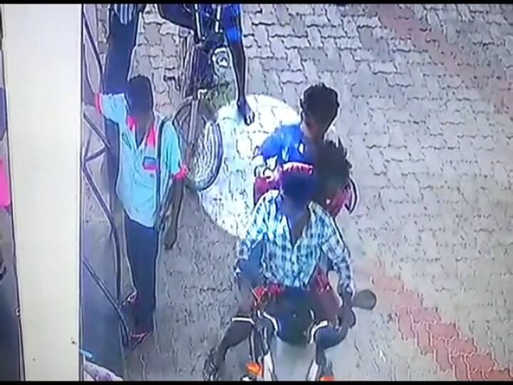 பெட்ரோல் போட்டா காசு கேப்பியா? போட்ருவேன்.. அரிவாள், கையெறி குண்டுகளை காட்டி மிரட்டிய ரவுடிகள்..!