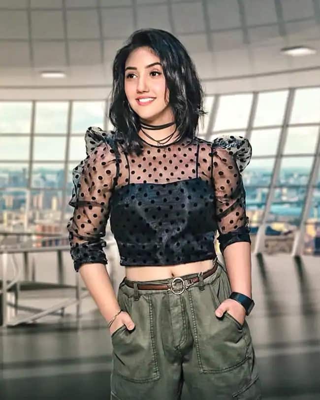 પેરેન્ટ્સની સામે જોયુ રિઝલ્ટ- અશનૂર કૌરે કહ્યું -મે મારા 11માં ધોરણના ગ્રેડને ન હતા જોયા અને મને ન હતી ખબર કે આ બધુ ફાઇનલ રિઝલ્ટમાં કઇ રીતે કાઉન્ટ થશે. મારા પેરેન્ટ્સ હતા, ત્યાં મારી સાથે જ્યારે મે આને ઓનલાઇને ચેક કર્યુ. અમે બધાએ એક્સાઇટમેન્ટમાં બૂમો પાડી. આ એક સારુ ફેમિલી મૂવમેન્ટ હતુ. મને હમણાં જ એક શિહ ત્જુ પપી મળ્યુ છે, અને તેને મને ચાટવાનુ પણ શરૂ કરી દીધુ છે.