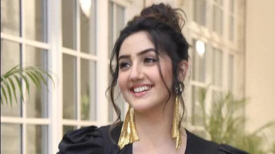 મુંબઇઃ ટીવીની પૉપ્યૂલર એક્ટ્રેસ અને પટાયાલા બેબ્સ ફેમ અશનૂર કૌર સીબીએસઇ બોર્ડની 12 ધોરણની પરીક્ષામાં 94 ટકા માર્ક્સ મેળવીને પાસ થઇ છે. આનાથી તે એકદમ ખુશ છે. તેનુ કહેવ છે કે તે પોતાના બોર્ડના રિઝલ્ટની સાથે એક ઉદાહરણ સ્થાપિત કરવા માંગ છે. તેને કહ્યું કે તે બતાવવા માંગે છે કે કલાકાર પણ ઇન્ટેલિજન્સ હોય છે.