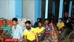 Covid Vaccine: ভ্যাকসিন নিতে টিকা-কেন্দ্রের সামনেই চাটাই-বালিশ নিয়ে রাত্রিবাস সোনারপুরে