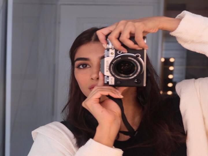 பூஜாவுக்கு நடனம் ஆடுவது மிகவும் புடித்தமான ஒன்று அவர் ஒரு பரதநாட்டிய டான்சர் என்பது குறிப்பிடத்தக்கது