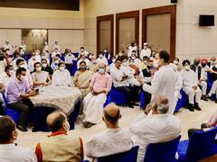 विपक्षी दलों के साथ 'ब्रेकफास्ट' बैठक के बाद साइकिल पर सवार होकर संसद पहुंचे राहुल गांधी, तस्वीरों में देखें