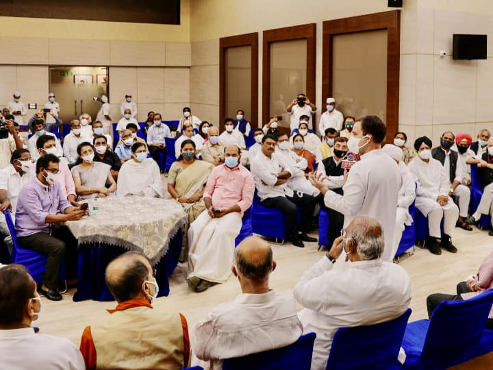 कांग्रेस के पूर्व अध्यक्ष राहुल गांधी और कई अन्य विपक्षी नेताओं ने पेगासस जासूसी मामले पर मंगलवार को बैठक की जिसमें इस बात पर जोर दिया गया कि इन मुद्दों को लेकर सरकार को घेरने और दबाव बनाने के लिए वे एकजुट होकर साझा रणनीति पर काम करेंगे. इस बैठक में महंगाई और किसानों के मुद्दों पर भी चर्चा की गई.