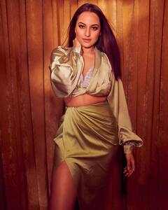 Bhuj: The Pride of India: फिल्म के प्रमोशन पर Glam लुक में दिखीं सोनाक्षी सिन्हा, देखें तस्वीरें