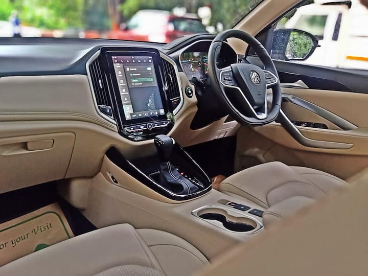 Hector CVT का स्मूथ इंजन है जिसे सीवीटी के साथ बेहतर बनाया गया है. यह एक बड़ी आरामदायक एसयूवी है. इसमें बाकी सब कुछ वही है और हेक्टर सी राइड काफी कंफर्टेबल है और पीछे की तरफ पर्याप्त स्पेस है. जिसके बारे में बात करें तो, नए हेक्टर में हल्का डुअल टोन अपहोल्स्ट्री के साथ बेहतर इंटीरियर है जो इसे और ज्यादा प्रीमियम बनाता है. इसमें बड़ी टच स्क्रीन है, हालांकि यह अन्य हेक्टर की तुलना में बेहतर काम करती है. स्क्रीन डिस्प्ले, मेन्यू और अन्य फंक्शन भी काफी बेहतर हैं.