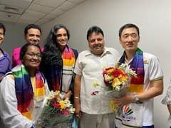 PV Sindhu in Tokyo Olympics: নয়াদিল্লির বিমানবন্দরে ব্রোঞ্জজয়ীকে ঘিরে উৎসব, বাবা-মাকে দেখে উচ্ছ্বসিত সিন্ধু