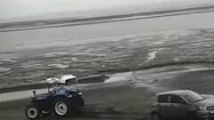 Surat: ડુમ્મસના દરિયાકાંઠે ફસાઈ કાર, ટ્રેક્ટરની મદદથી કઢાઈ બહાર, જુઓ વીડિયો