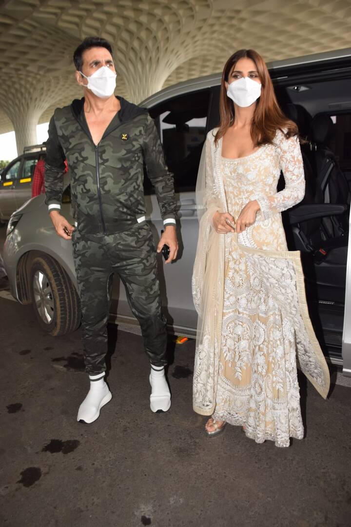 वहीं दिल्ली से पहले सभी को मुंबई एयरपोर्ट पर स्पॉट किया गया. इस दौरान अक्षय कुमार आर्मी स्टाइल ट्रैक सूट में दिखे. तो वहीं वाणी कपूर एक बेहद ही खूबसूरत ड्रेस में स्पॉट हुईं.