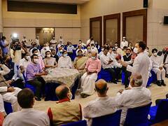 विपक्षी दलों के साथ 'ब्रेकफास्ट' बैठक के बाद साइकिल पर सवार होकर संसद पहुंचे राहुल गांधी, तस्वीरों में देखें