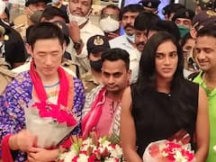 PV Sindhu In Hyderabad: కాంస్యంతో హైదరాబాద్‌కు సింధు.. మంత్రి శ్రీనివాస్ గౌడ్ స్వాగతం