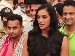 PV Sindhu In Hyderabad: కాంస్యంతో హైదరాబాద్‌కు సింధు.. మంత్రి శ్రీనివాస్ గౌడ్ స్వాగతం