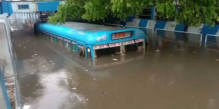 Weather Updates Bus drowns as Kolkata fights against sudden heavy rainfall many streets waterlogged Kolkata Rain Update: পাতিপুকুর আন্ডারপাসে ফের ডুবল বাস, কোনওভাবে প্রাণে রক্ষা যাত্রীদের