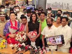 PV Sindhu: శంషాబాద్ ఎయిర్ పోర్టులో PV Sindhuకి ఘనస్వాగతం