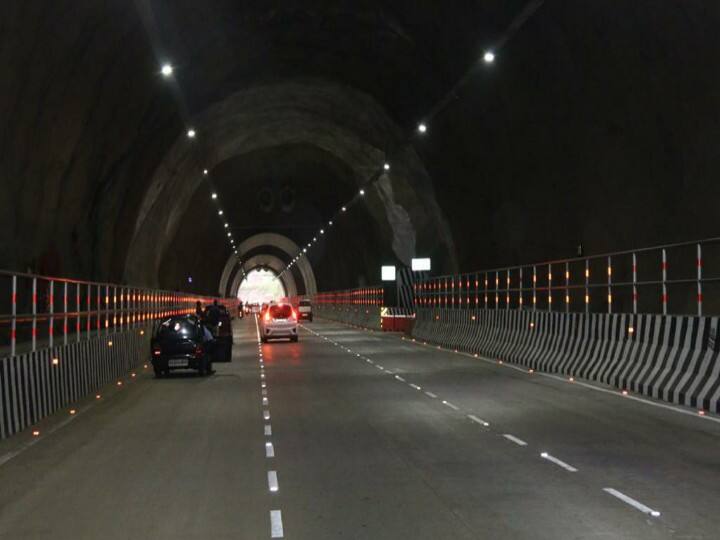 964 மீட்டர் தூரம் கொண்ட சுரங்கப்பாதையில் வாகனங்கள் செல்கின்றன.