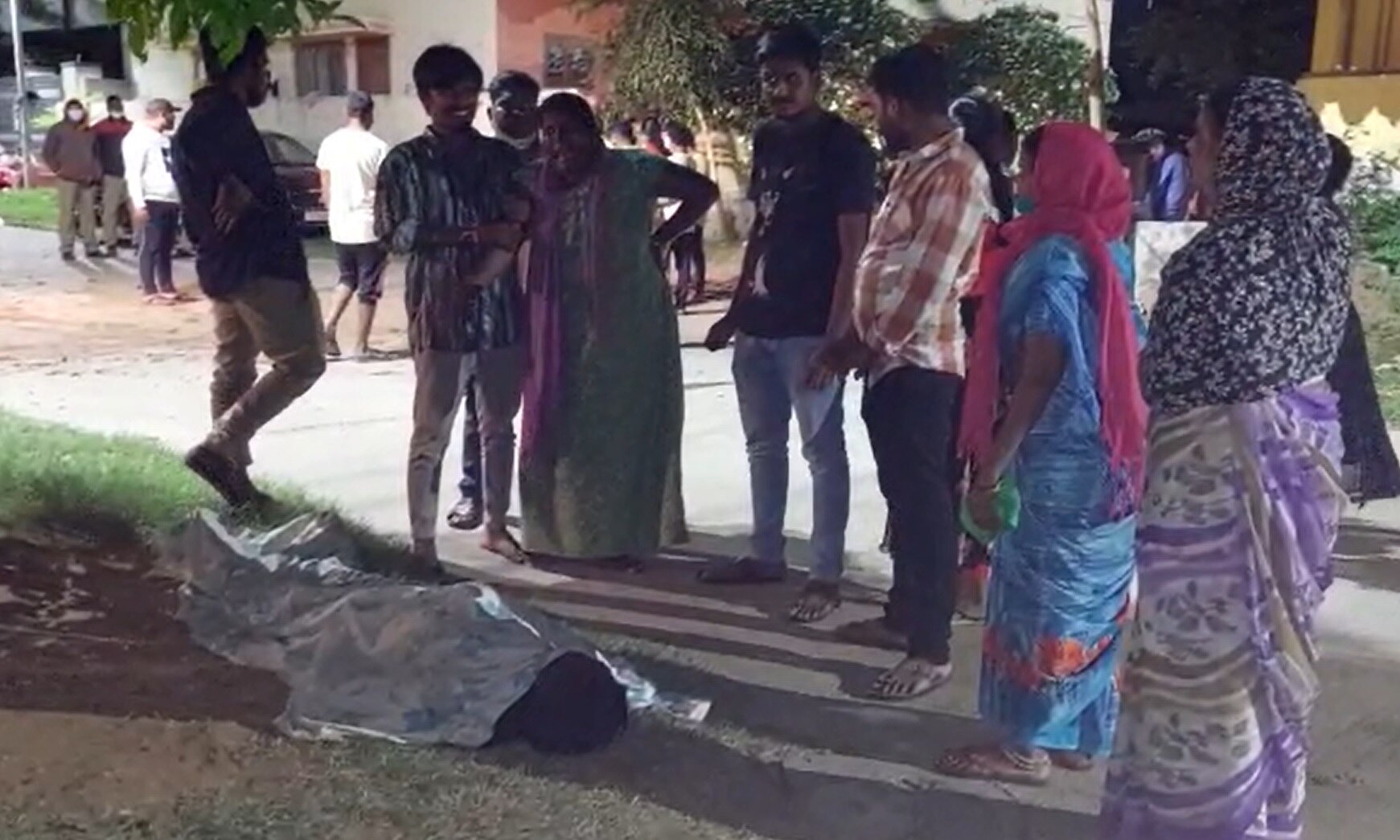 Hyderabad: మ్యాన్‌హోల్‌లో గల్లంతైన ఇద్దరు కార్మికులు.. ఒకరి మృతదేహం వెలికితీత, కొనసాగుతున్న గాలింపు