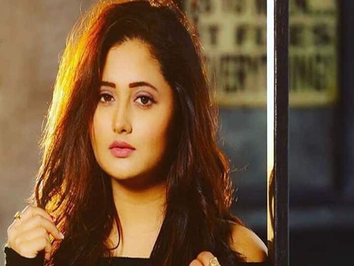 सिद्धार्थ शुक्ला के साथ रश्मि देसाई का अतीत और डेटिंग अफवाहें लगभग हर दिन बिग बॉस के घर में चर्चा का विषय रहती थी. शो में रश्मि देसाई अरहान खान के साथ अपने रिलेशन को लेकर भी चर्चा का विषय बनी रहती थीं. आरती सिंह, सिद्धार्थ शुक्ला के साथ उनकी दोस्ती, अरहान के साथ अपने रिश्ते को तोड़ना और बिग बॉस 13 में अपनी मां के साथ सुलह करना इन सभी ने रश्मि को एक विवादित कंटेस्टेंट के तौर पर पेश किया. हालांकि इस सीजन की चार फाइनलिस्टों में से एक वो थीं.