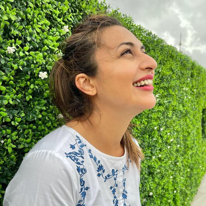 इसी इंटरव्यू में दिव्यांका ने ये भी बताया कि उन्हें तो उनकी शादी में भी ट्रोलिंग का सामना करना पड़ा था. हुआ ये था कि उनकी शादी के दौरान उनके नाम से कई सारे सोशल मीडिया अकाउंट क्रिएट कर दिए गए जिनकी प्रोफाइल में दिव्यांका की गलत फोटो का इस्तेमाल किया गया. (फोटो – सोशल मीडिया)