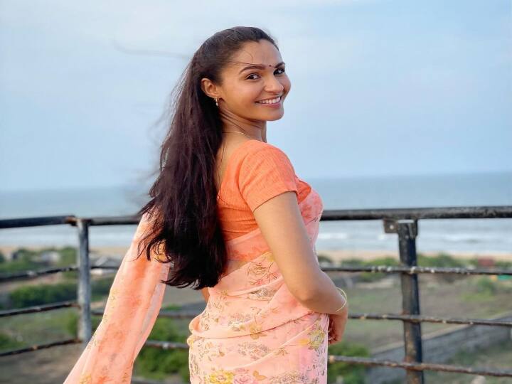 மூடாமல் மூடி மறைத்தது.. தானாக பூத்து வருகுது தேடாமல் தேடி கிடைத்தது இங்கே