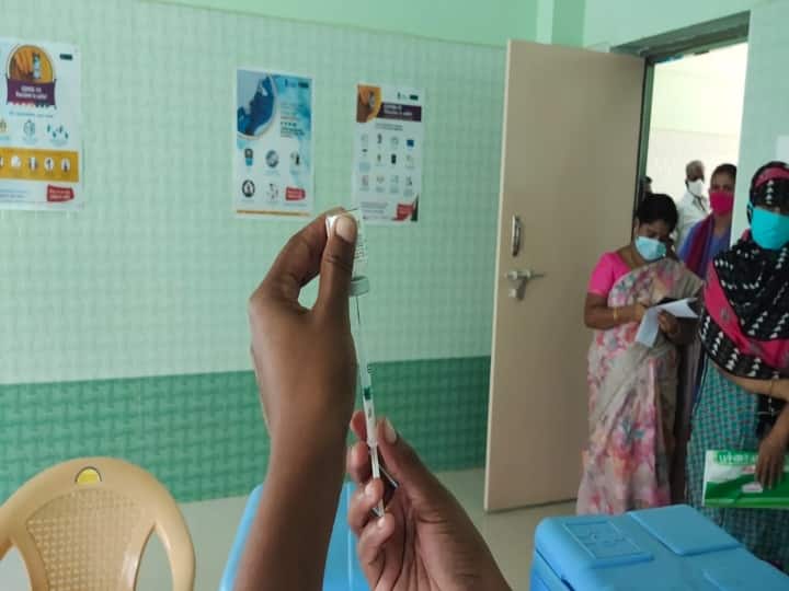 Prayagraj: Peoples robbed 350 vaccine doses from two centers when Delay in corona vaccination ANN प्रयागराज: कोरोना टीका लगने में देरी हुई तो दो सेंटर्स से वैक्सीन की 350 डोज लूट ले गए, FIR दर्ज