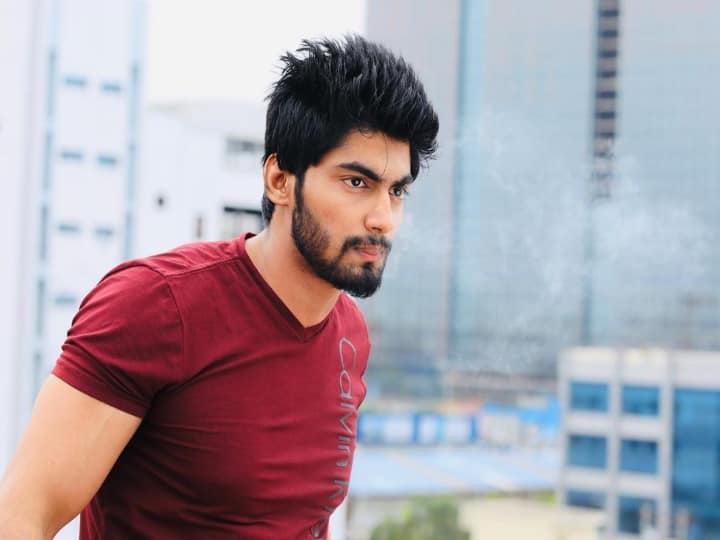 பிக்பாஸ் பிரபலங்களான நடிகர் தர்ஷனும், நடிகை லொஸ்லியாவும் முதன் முறையாக இணைந்து நடித்துள்ள ‘கூகுள் குட்டப்பன்’ படத்தின் ஃபர்ஸ்ட் லுக் போஸ்டரை நடிகர் சூர்யா இன்று வெளியிட்டார்