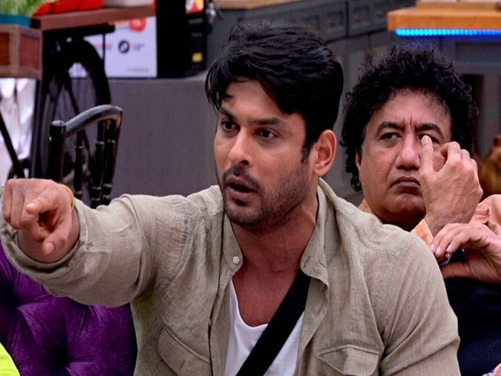 बिग बॉस सीजन 13 अपने समय का सबसे विवादित शो रहा है. शो के कंटेस्टेंट सिद्धार्थ शुक्ला काफी गुस्से वाले इंसान के तौर पर शो में कई बार देखे गए. शो में बाकी कंटेस्टेंट उन्हें ये सुझाव दिया करते थे कि वो अपने गुस्से पर काबू रखें. एक्ट्रेस रश्मि देसाई के साथ सिद्धार्थ की लड़ाई शो की हाइलाइट रही. अक्सर घर में दोनों के बीच विवाद होते देखा गया था. शो के दौरान रश्मि ने सिद्धार्थ पर गर्म चाय भी फेंक दी थी. सिद्धार्थ शुक्ला ने बिग बॉस 13 की ट्रॉफी जीती थी.