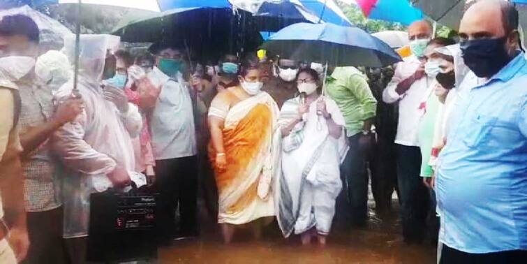 CM Mamata Banerjee Visits Flood hit Howrah Amta talks with locals Khanakul visit cancelled due to inclement weather CM Mamata Flood Visit: 'আপনারা সকলে নিজেদেরকে বাঁচান', আমতায় হাঁটু সমান জলে দাঁড়িয়ে দুর্গতদের বার্তা মুখ্যমন্ত্রীর
