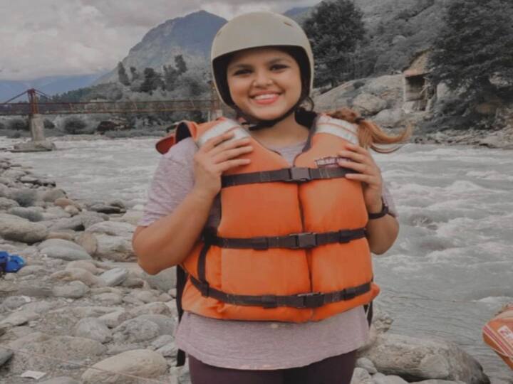 சேற்று தண்ணீரில் மலரும் சிவப்பு தாமரையில்.. சேறு மணப்பதில்லை பூவின் ஜீவன் மணக்கிறது