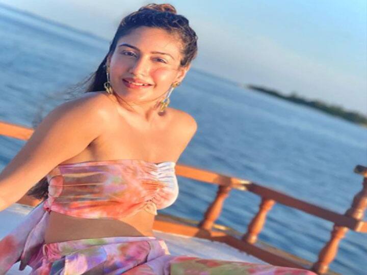 उन्होंने पोस्ट में अपने अनुभवों के बारे में भी विस्तार से बताया था और कहा था कि, ‘पिछली शाम मैं नहीं चाहती थी कि सूरज डूब जाए, मैं अपने आस-पास की हर चीज को फ्रीज करना चाहती हूं. जबकि मैंने अपने चारों ओर इतनी सुंदरता देखी और फिर वो समय आया जब मैंने सूरज को डूबते हुए देखा.’