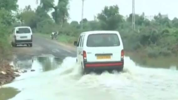 મહેસાણાઃ વરસાદી પાણીનો નિકાલ ન થતા બહુચરાજી મામલતદાર કચેરી પર ગ્રામજનોએ કર્યો હલ્લાબોલ