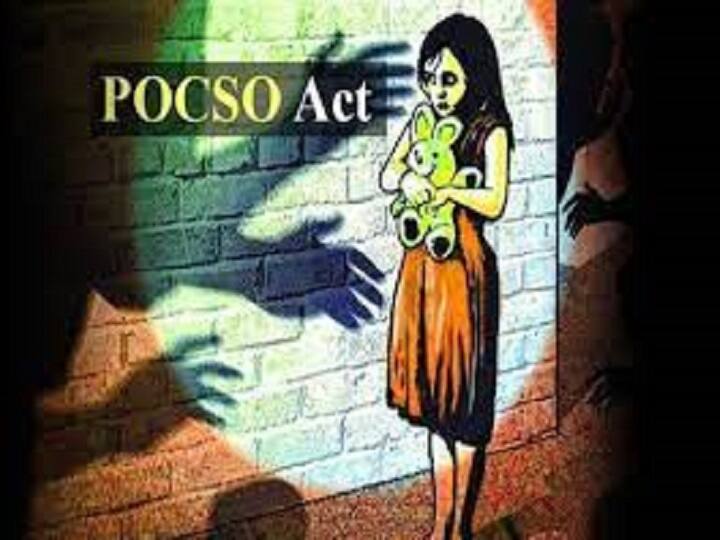 Maharashtra Mumbai Crime marathi news 53 year old man molested 8 year old girl arrested under POCSO आई नोकरीला जाताच साधली संधी, 53 वर्षीय व्यक्तीकडून 8 वर्षाच्या मुलीवर अत्याचार, पॉक्सो अंतर्गत अटक