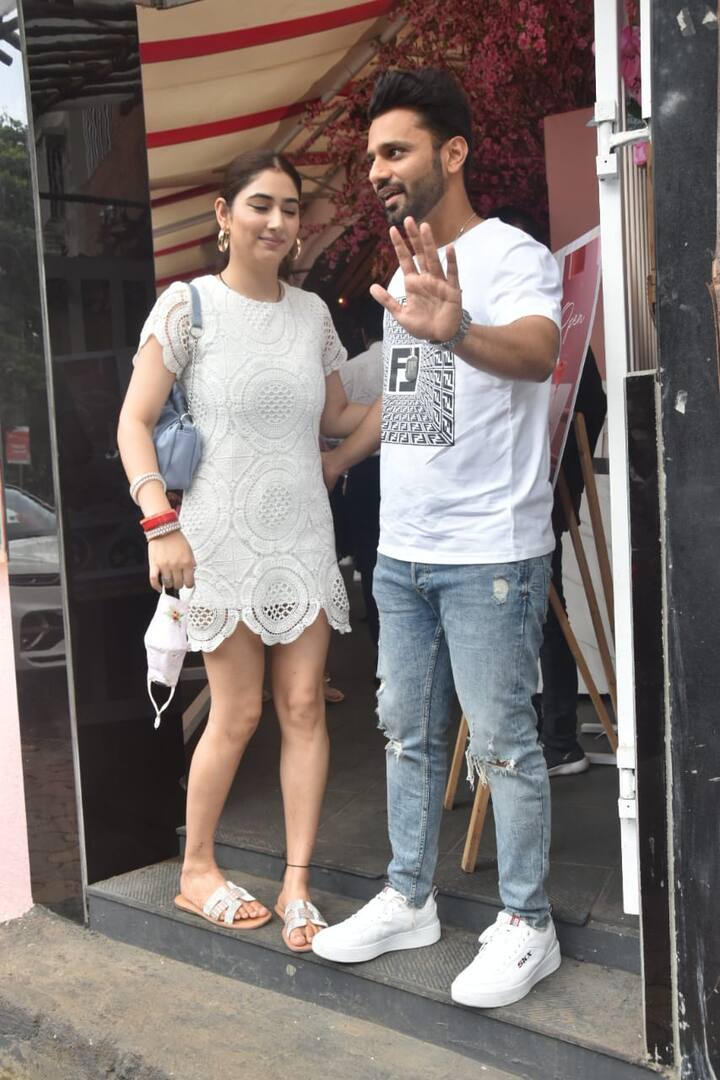 Interestingly this time Disha who looked lovely in her short white dress opted for wearing sindoor on her forehead and also flaunted chooda(red bangles) while posing for the paps. [pic credit: Manav Manglani]