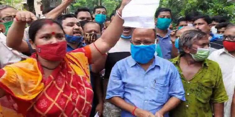 North 24 Parganas People protests after not getting vaccine standing in queue from midnight Covid 19 Vaccine: মাঝরাত থেকে লাইনে দাঁড়িয়েও সকালে মিলল না ভ্যাকসিন, বিক্ষোভ উত্তর ২৪ পরগনার গোপালনগরে