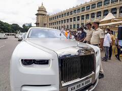 PHOTOS: कर्नाटक में कैबिनेट का शपथ ग्रहण, एमटीबी नागराज Rolce Royce कार से शपथ लेने पहुंचे