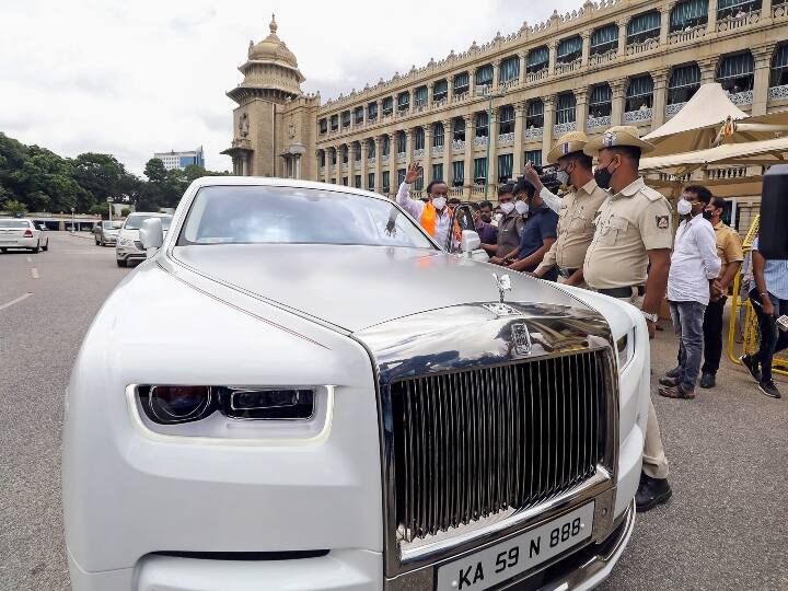 कर्नाटक के मुख्यमंत्री पद की शपथ लेने के करीब एक सप्ताह बाद बसवराज बोम्मई ने बुधवार को अपने मंत्रिमंडल का विस्तार किया जिसमें 29 मंत्रियों को शामिल किया गया है. इसको लेकर एमटीबी नागराज की एक तस्वीर ने सबका ध्यान अपनी तरफ खींचा. दरअसल, बीजेपी के विधान पाषर्द एमटीबी नागराज रॉल्स रॉयस कार से मंत्री पद का शपथ लेने पहुंचे. नागराज येदियुरप्पा सरकार में भी मंत्री थे और उन्हें दोबारा मंत्री बनाया गया है.