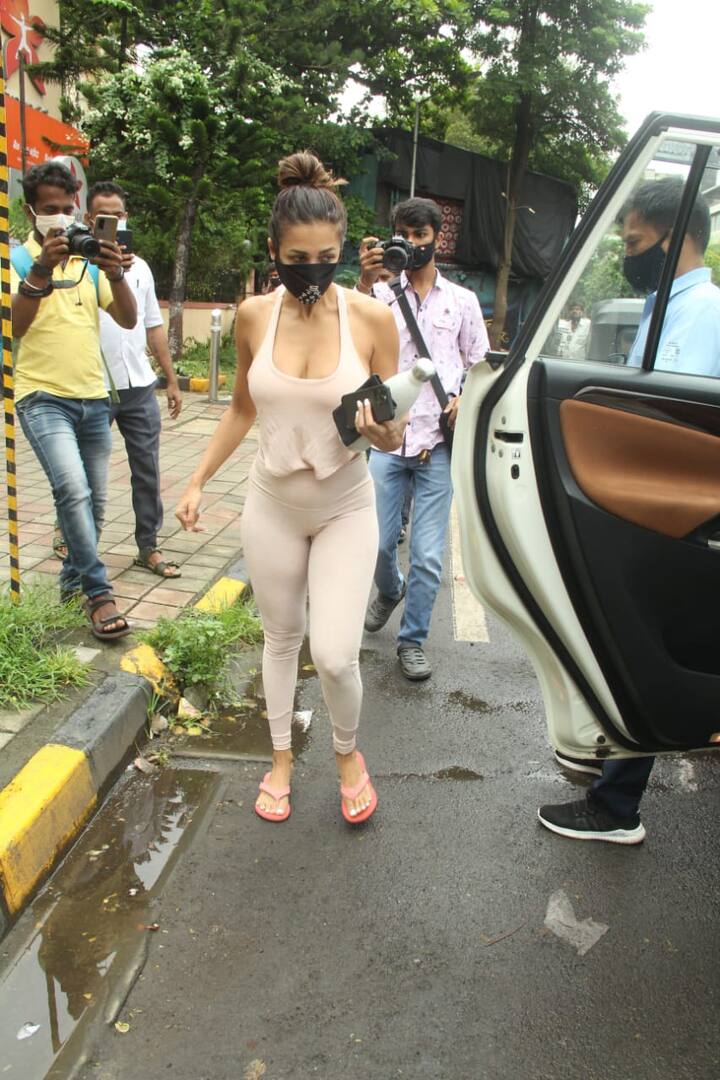 सामने आई तस्वीरों में आप देख सकते हैं कि इस दौरान मलाइका अरोड़ा के चेहरे पर मास्क और हाथ में पानी की बोतल दिखाई दे रही थी. (Photo Credit: Manav Manglani)
