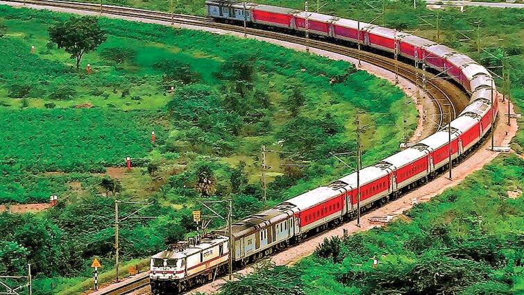 Indian Railways to run Maharashtra Sampark Kranti Express again from independence day 2022 IRCTC Ticket Book Indian Railway: रेल यात्रियों की सुविधा के लिए गणतंत्र दिवस के दिन रेलवे फिर से दिल्ली से मुंबई के बीच चलाएगी ये ट्रेन