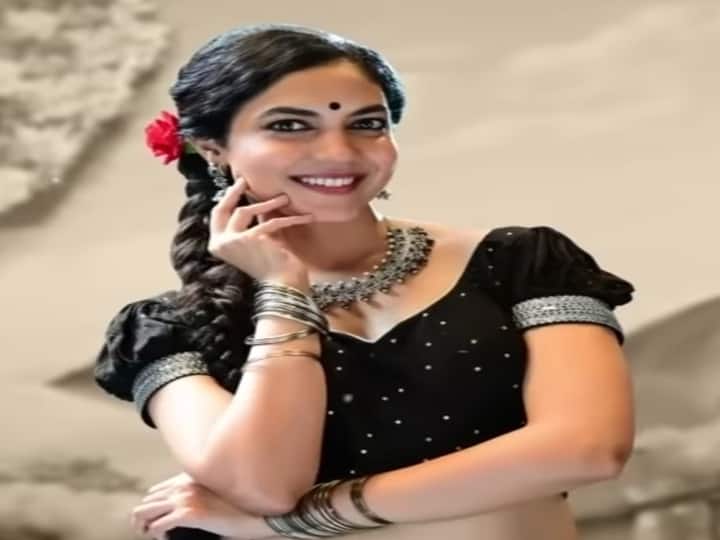 கரு கரு விழிகளால் ஒரு கண் மை என்னை கடத்துதே.. ததும்பிட ததும்பிட சிறு அமுதம் என்னை குடிக்குதே