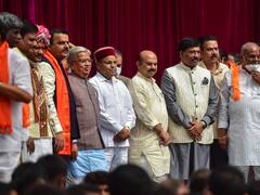 PHOTOS: कर्नाटक में कैबिनेट का शपथ ग्रहण, एमटीबी नागराज Rolce Royce कार से शपथ लेने पहुंचे