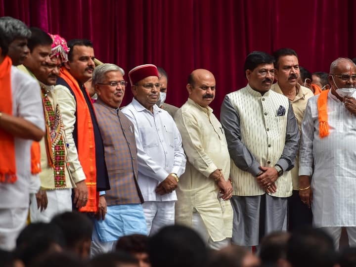 राज्यपाल थावरचंद गहलोत ने राजभवन में नए मंत्रियों को पद और गोपनीयता की शपथ दिलाई. बोम्मई ने अपने मंत्रिमंडल में पुराने चेहरों को ही तरजीह दी है और 23 ऐसे विधायकों को मंत्री बनाया है जो पूर्ववर्ती बीएस येदियुरप्पा मंत्रिमंडल में भी मंत्री थे जबकि छह नए चेहरों को शामिल किया गया है.
