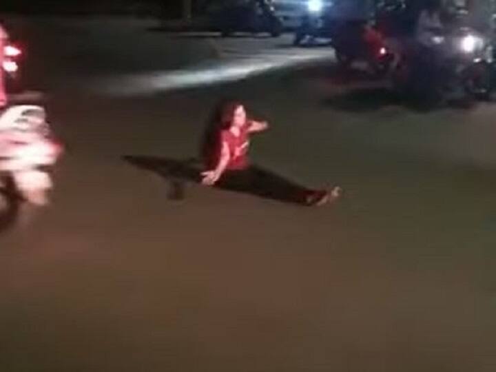 Pune: Drunk Young Woman Sleeps On Road And Blocks Traffic, Video Goes Viral Pune: Drunk Young Woman Sleeps On Road And Blocks Traffic, Video Goes Viral