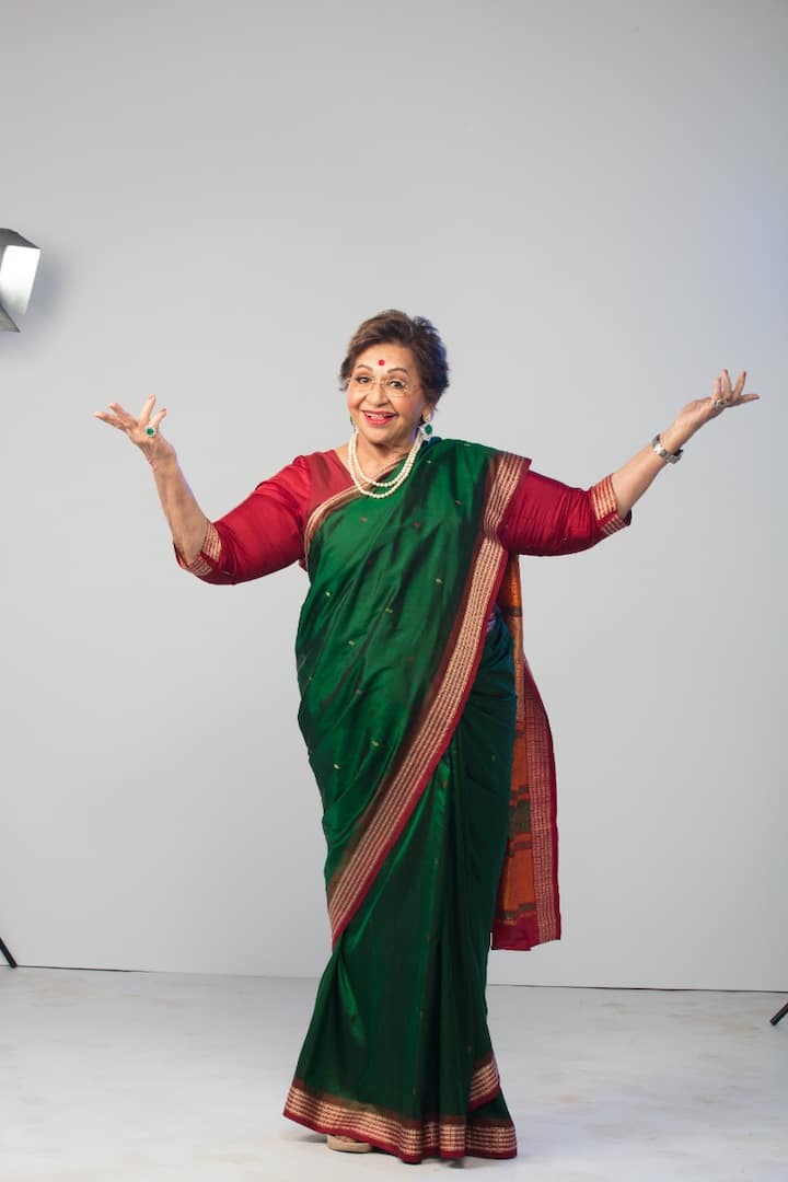 লাল পেড়ে সবুজ শাড়ি, লাল ব্লাউজে হেলেনের লুক নজর কেড়েছে সকলের।