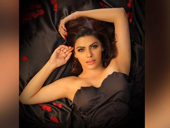 बिग बॉस की सबसे खूबसूरत कंटेस्टेंट की बात करें तो शर्लिन भी पीछे नहीं हैं. निश्चित रूप से वो हमारी इस लिस्ट में दूसरा स्थान पाती हैं. शर्लिन बिग बॉस के सबसे हॉट कंटेस्टेंट में से एक हैं. शो में अपने बोल्ड अदाओं से उन्होंने कई लोगों को चकित कर दिया था.